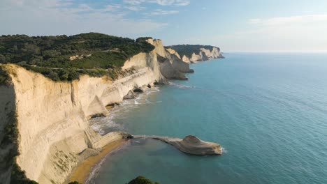 Wunderschöner-Drohnenflug-über-Den-Klippen-Von-Cape-Drastis-Zur-Goldenen-Stunde