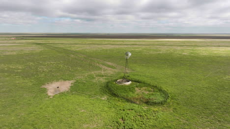 vista aérea de un molino de viento y tierras de cultivo