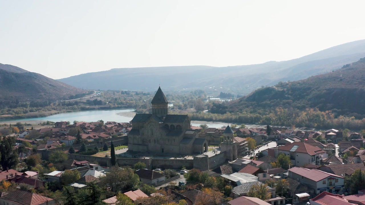 Veduta aerea della Cattedrale di Svetitskhoveli e della città di Mtskheta in Georgia