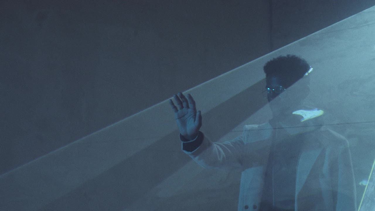 hombre afroamericano pasando por luz láser con efecto cielo líquido