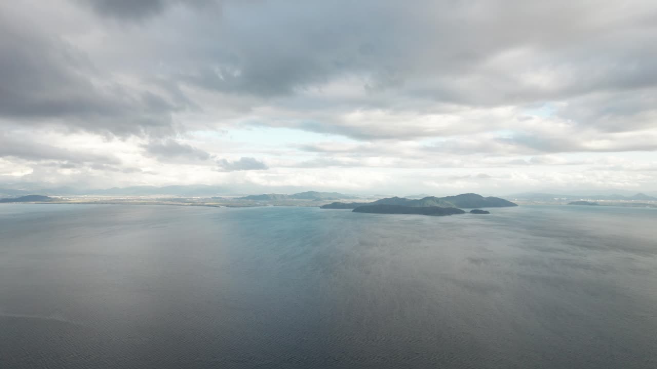일본의 비와코 호수 (biwako lake) 에 있는 섬들의 풍경, 물 위에 반사된 구름, 공중에서 느린 드론, 파노라마 뷰