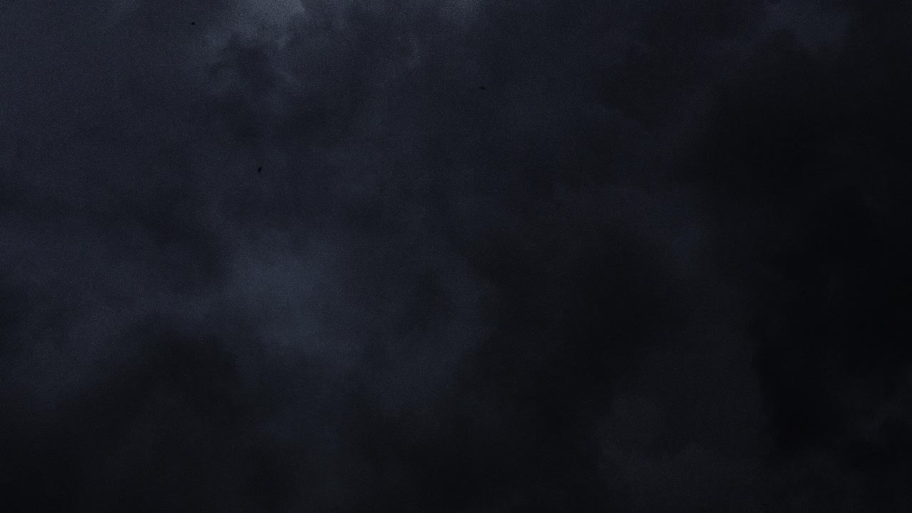 una tormenta que estaba ocurriendo dentro de la nube oscura en movimiento