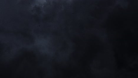 ein gewitter, das sich innerhalb der sich bewegenden dunklen wolke ereignete