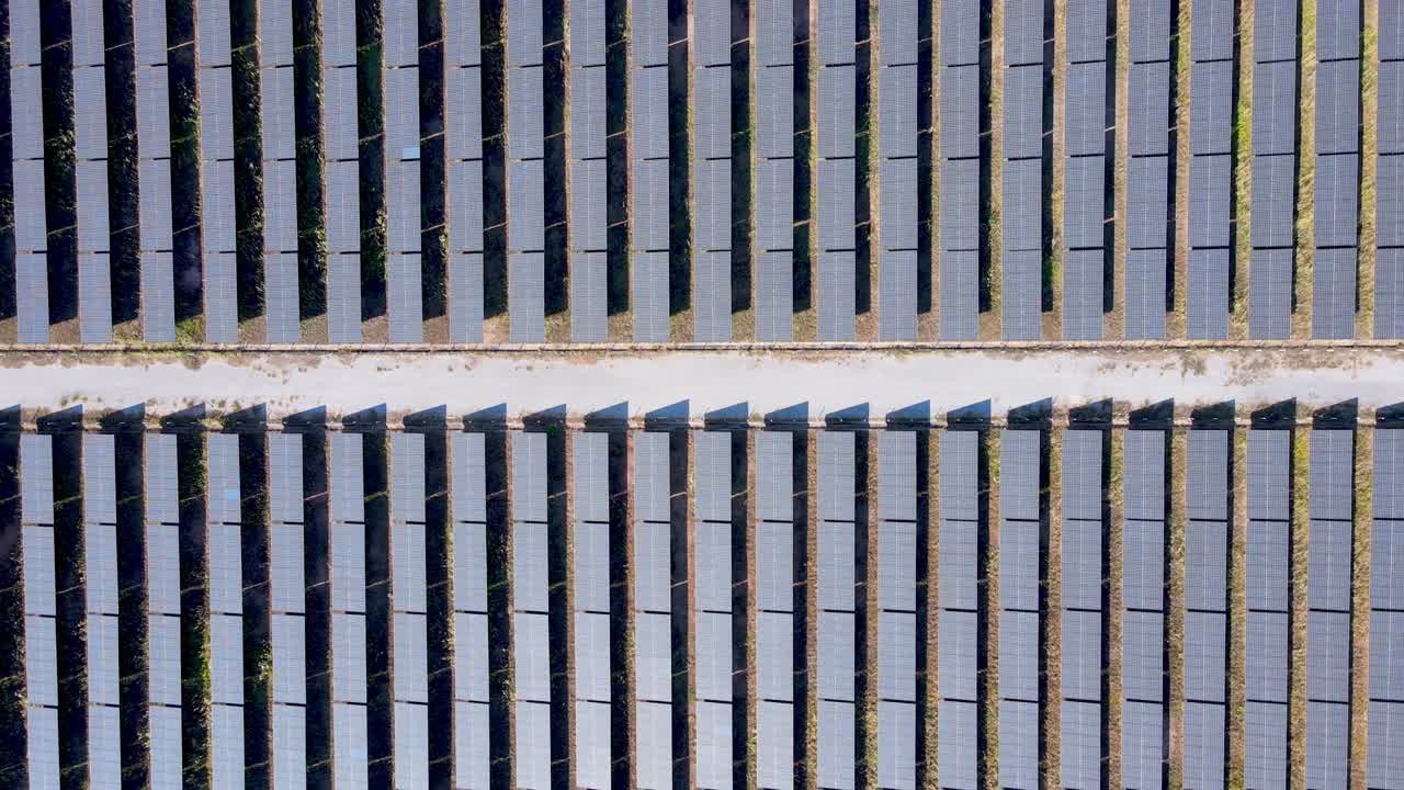 planta de energía solar y sistema ecológico vista aérea 4k. energía renovable. tecnología verde.