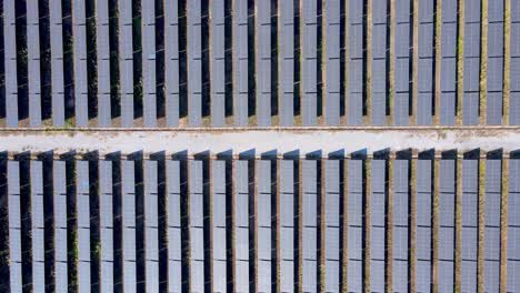 planta de energía solar y sistema ecológico vista aérea 4k. energía renovable. tecnología verde.