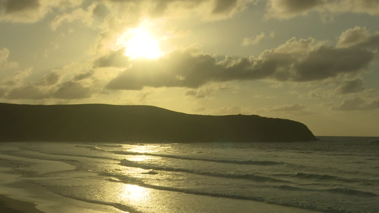 сцена с закатом солнца на пляже