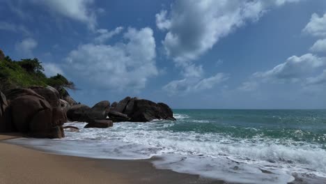 Tailandia-Es-Un-Destino-Turístico-Popular-Por-Su-Naturaleza-Diversa-De-Playas-De-Arena-Y-Mares-Cristalinos.