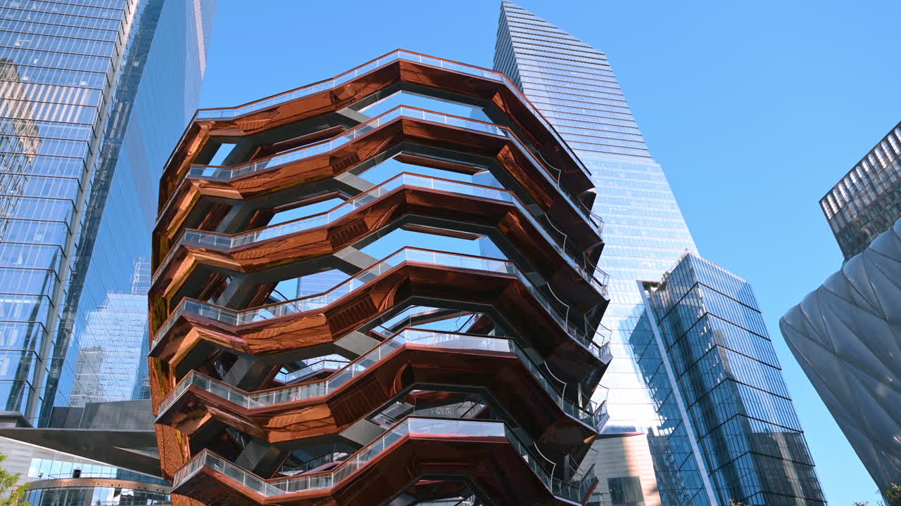 Nova York, EUA, 1 de agosto de 2025: The Vessel e os arranha-céus Hudson Yards em Nova York. Vista da arquitetura moderna do The Vessel e das torres Hudson Yards na cidade de Nova York