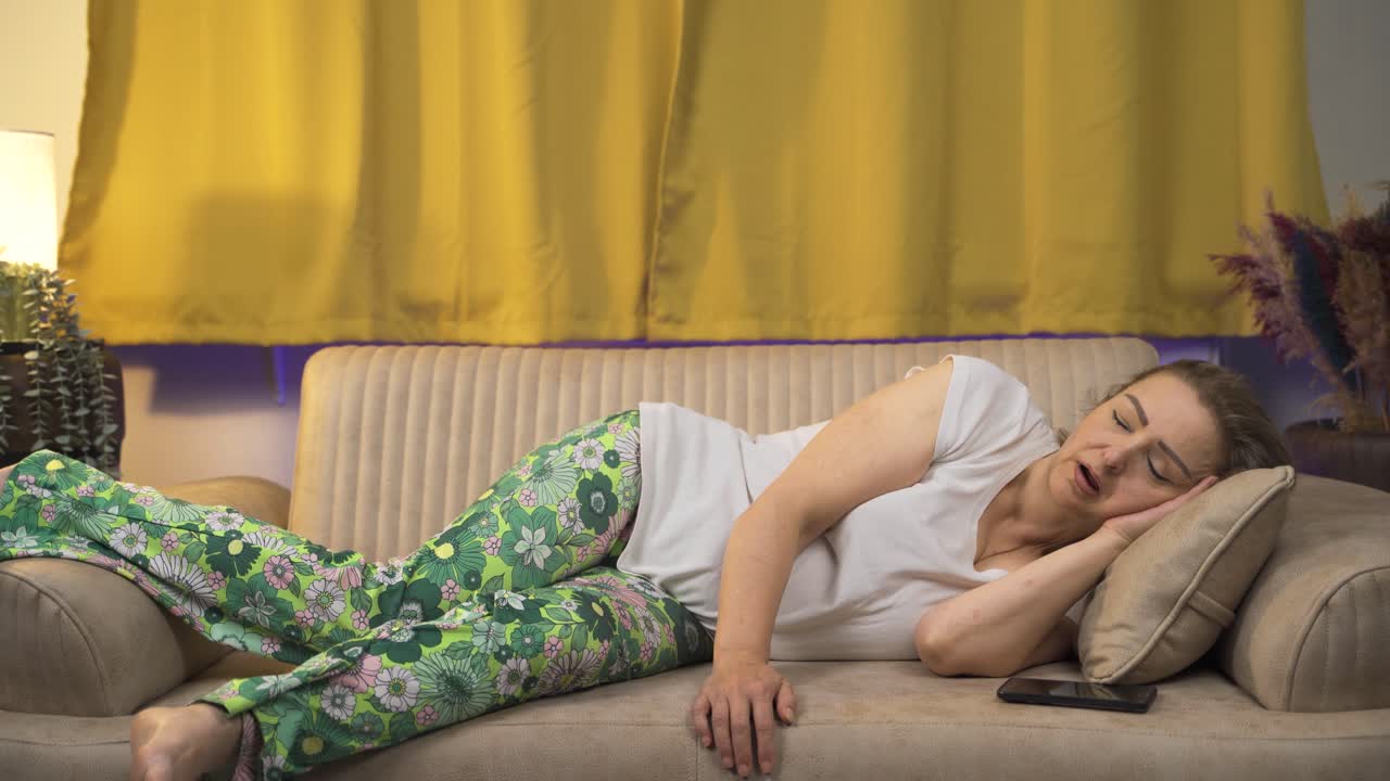 잠을 자는 동안  ⁇ 는 여자.