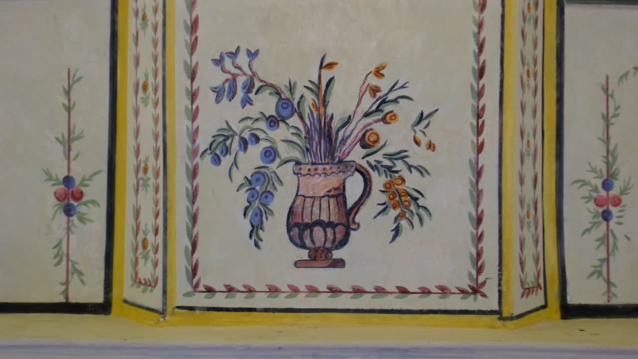 저택의 손으로 칠한 벽을 축소합니다.