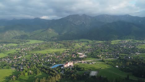 Vista-Del-Valle-Desde-Gubałówka---Sobrevuelo-Del-Paisaje-De-Las-Montañas-Tatry-Polacas-Cubiertas-De-Nieve,-Tierras-De-Cultivo,-Bosques-Y-El-Legendario-Pico-Giewont-Cerca-De-Zakopane,-Polonia---4k-30fps-Suave-Estática