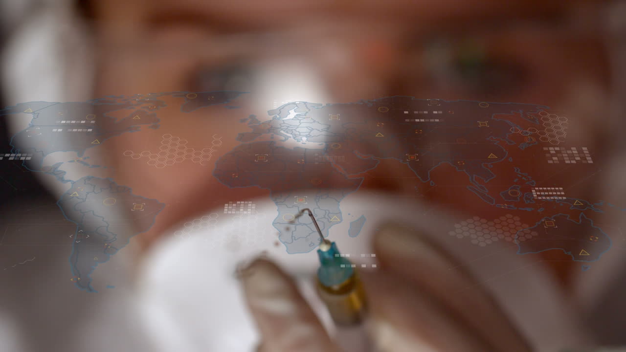 animación de un mapa del mundo con procesamiento de datos sobre una científica caucásica con una jeringa