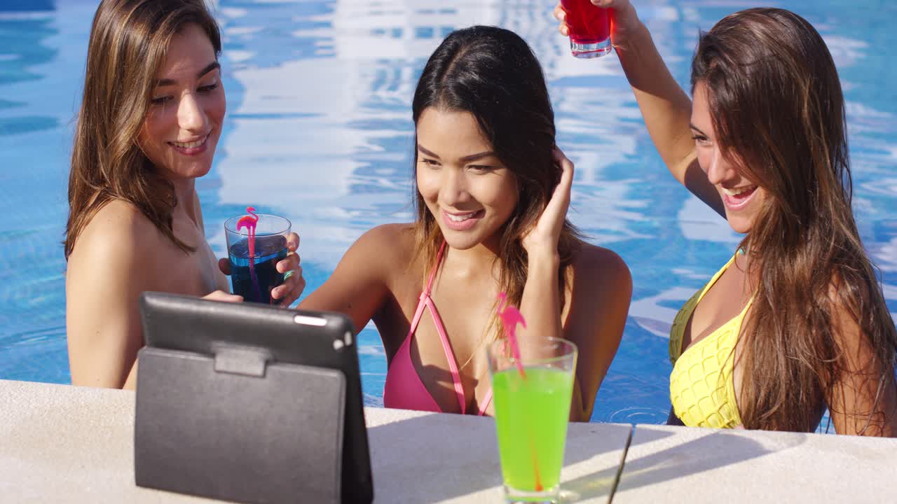 셀카를 찍으며 즐거운 시간을 보내는 세 명의 젊은 여성