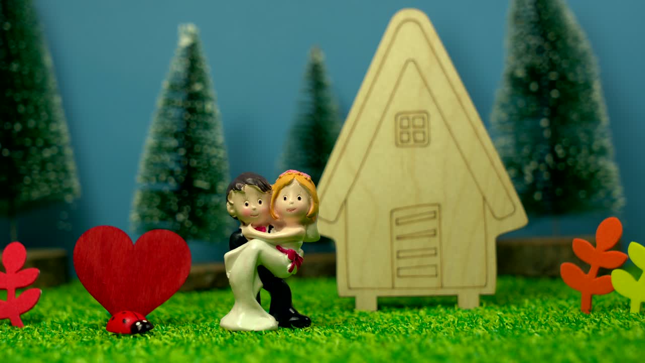 새 집으로 이사하는 갓 결혼한 마네킹 커플의 느린 슬라이딩 샷