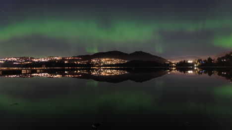 Erstaunliche-Aurora-Borealis,-Die-über-Dem-Nachthimmel-Tanzen-Und-Sich-In-Einem-See-Spiegeln