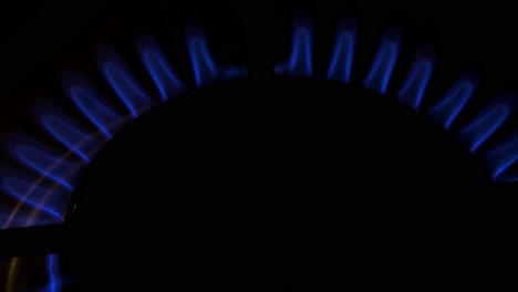 Gas-Quemado-De-Una-Estufa-De-Gas-De-Cocina,-Fondo-Oscuro,-Invierno-Frío-Y-Concepto-De-Crisis-Energética,-Toma-De-Cierre-De-Arriba-Hacia-Abajo