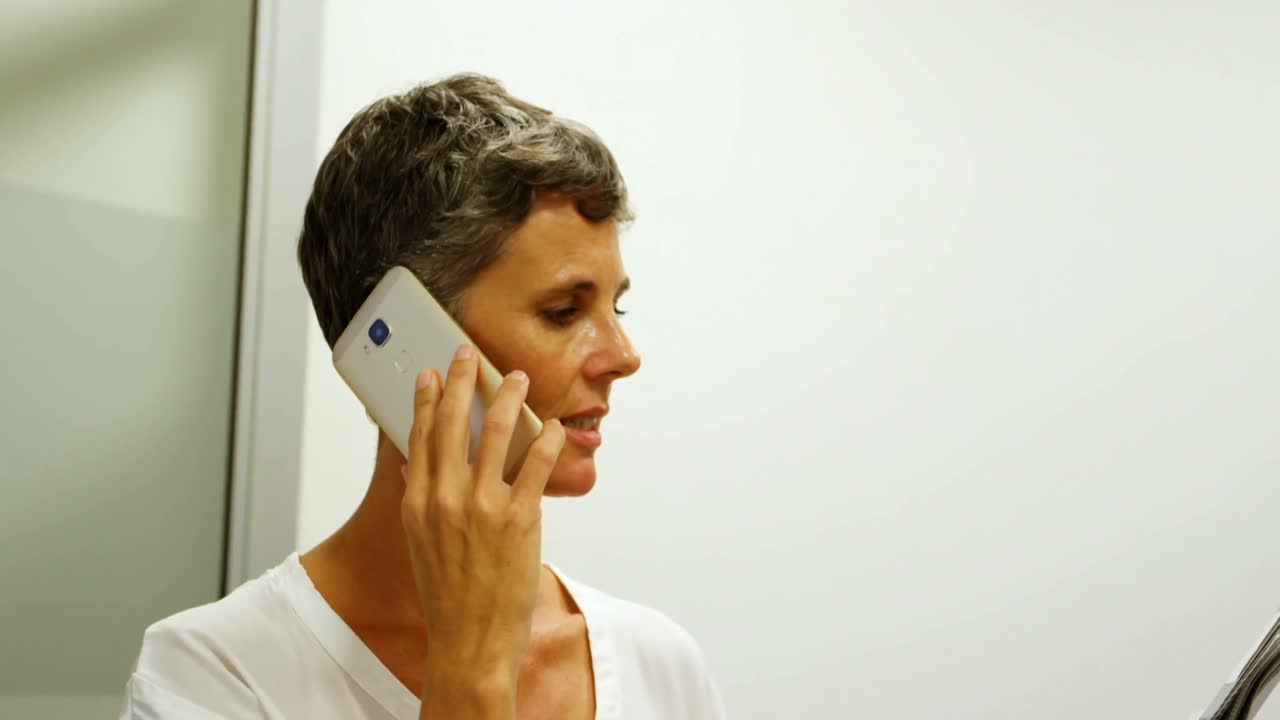 Businesswoman talking on mobile phone 4k