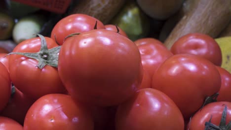 los tomates se exhiben a la venta en un mercado en hong kong