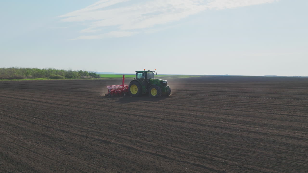 tractor plantando semillas en un campo