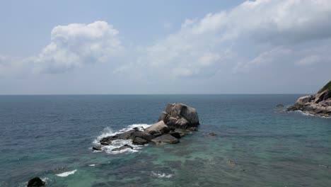 Unglaublicher-Drohnenflug-über-Einen-Wunderschönen-Strand-Mit-Wolken-In-Der-Ferne