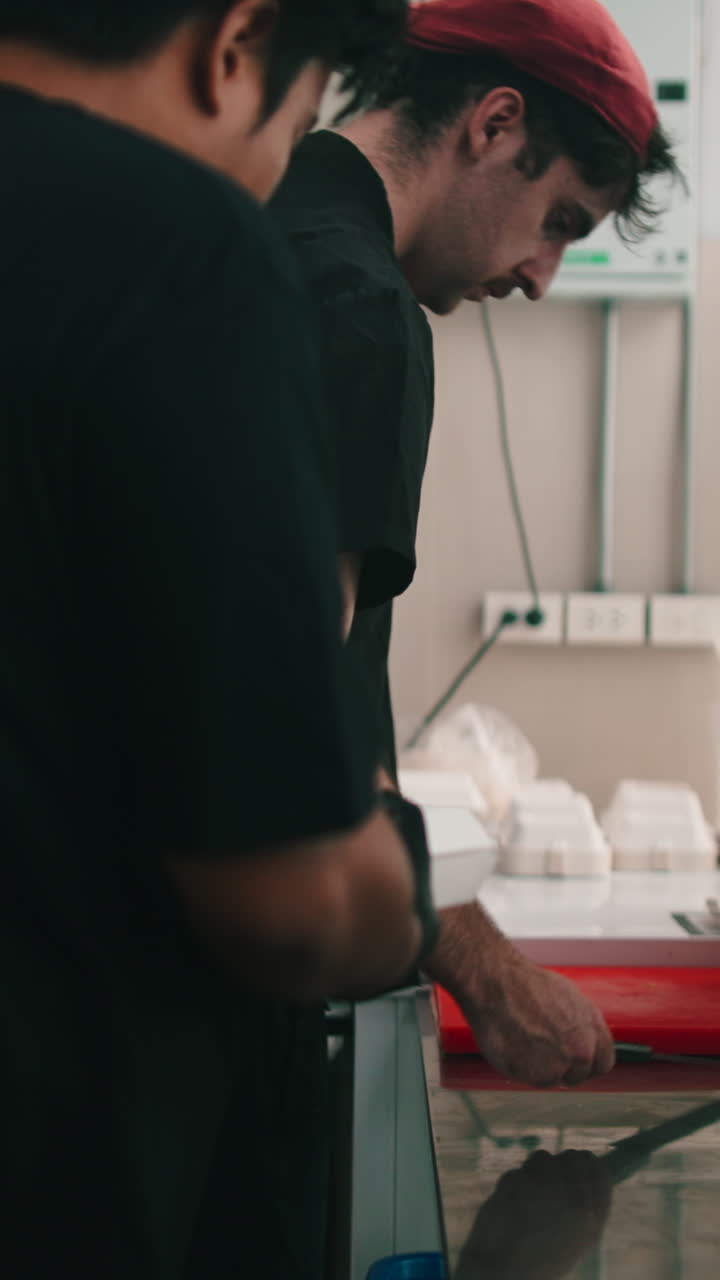 cocineros preparando comida en una cocina