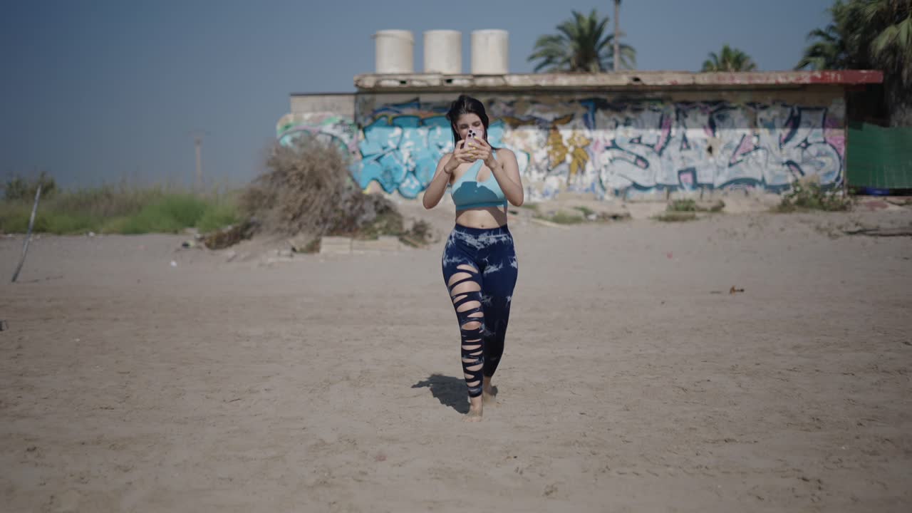 Donna che scatta una foto in spiaggia