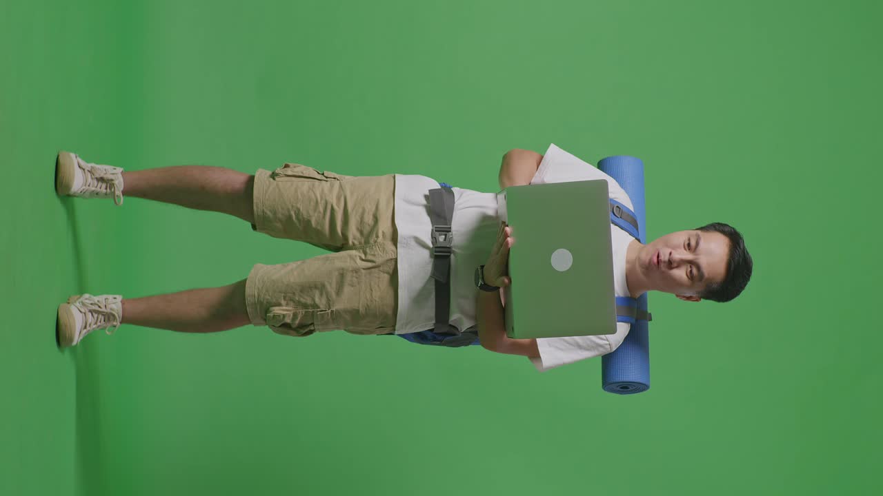 hombre con computadora portátil y mochila en pantalla verde