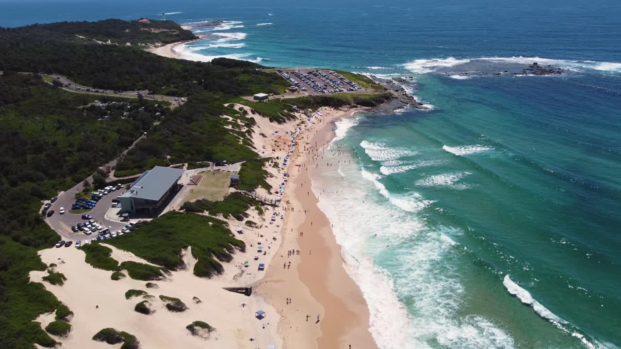 toma aérea de drones del club de surf de playa de soldados con arrecife del océano pacífico y costa de arena promontorio costa central norah head nsw australia 4k