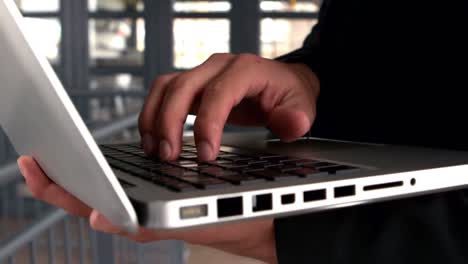 manos de hombres de negocios escribiendo en el teclado de la computadora portátil