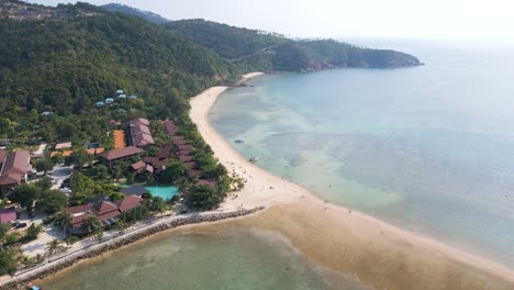 Impresionante-Vuelo-Aéreo-Sobre-El-Resort-Junto-A-Una-Impresionante-Playa