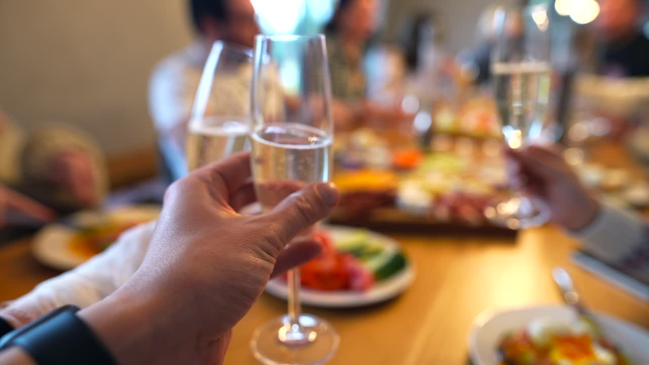 お祝いに乾杯