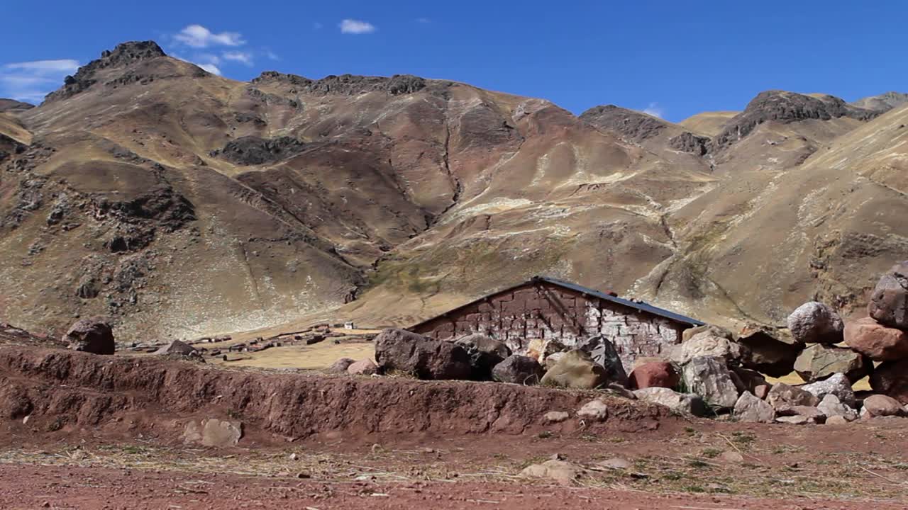 deslícese a lo largo de la colina de la carretera del pueblo en segundo plano.