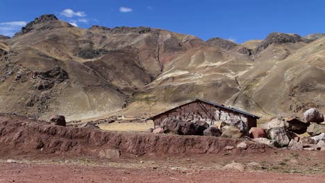 Deslizarse-A-Lo-Largo-De-Las-Estribaciones-De-La-Carretera-De-La-Aldea-En-Segundo-Plano.