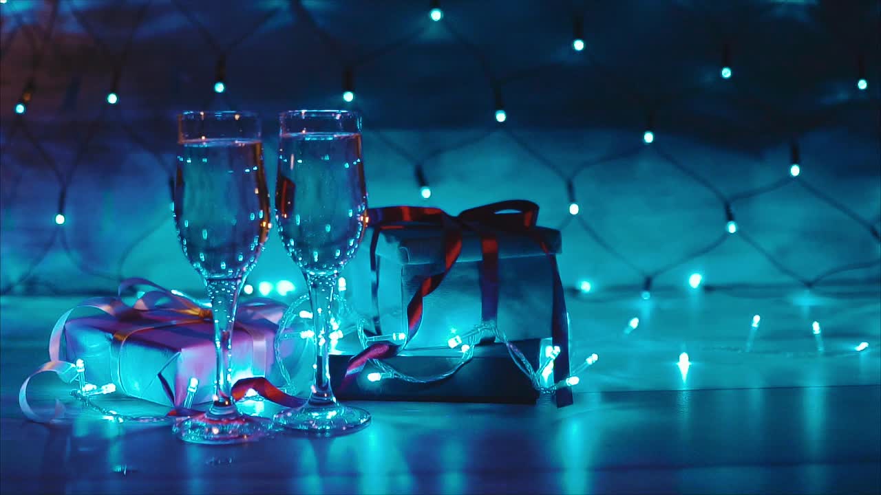 champán y regalos bajo luces azules