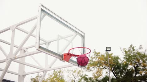 Joven-Corriendo-Con-Una-Pelota-Y-Lanzando-Una-Pelota-A-La-Canasta-Con-éxito.-Juego-De-Baloncesto.-Tiro-En-Cámara-Lenta