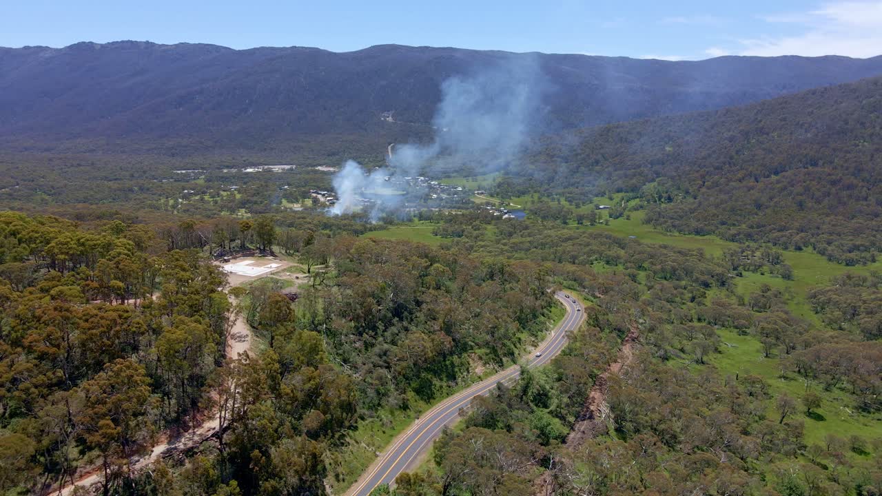 panning vista aérea del humo que se extiende sobre el área de crackenback en nsw, australia