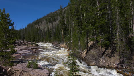 plano general del río provo con agua blanca corriendo cerca de kamas, utah