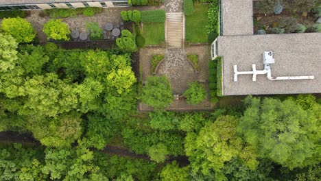 jardín cubierto en un día lluvioso