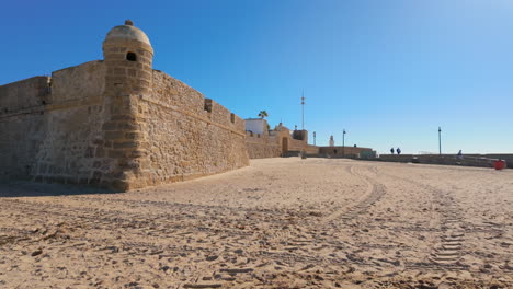 Die-Alte-Festung-Am-Strand-La-Caleta-In-Cádiz,-Spanien