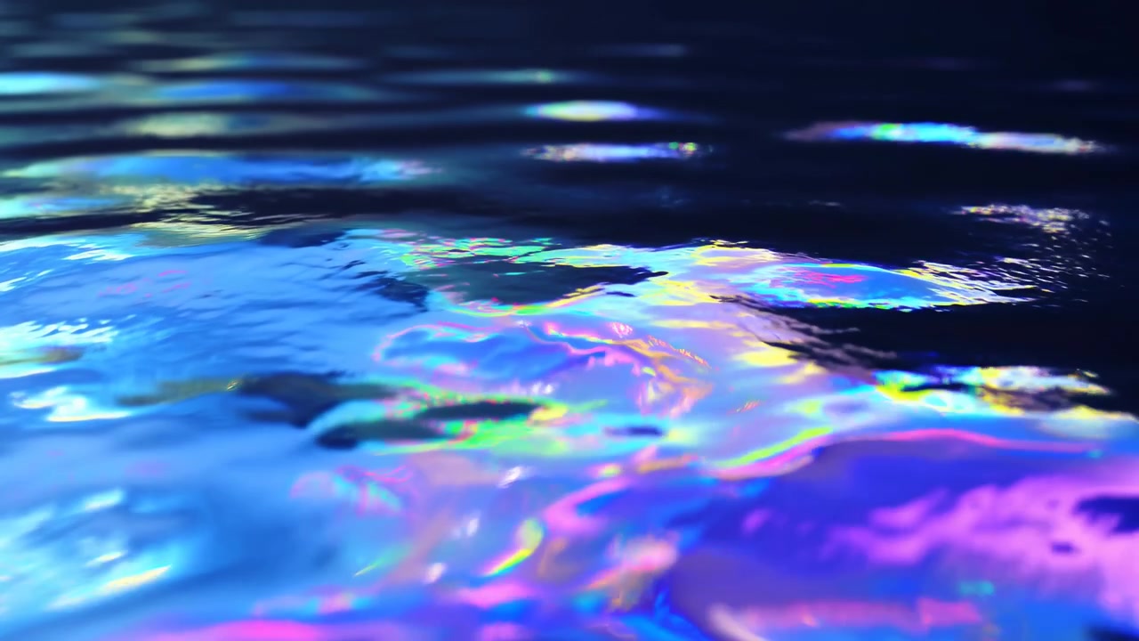 Schillernde Wasseroberfläche schimmert mit Neonreflexionen, ölartige Regenbogenfilme wellen sich über glänzender Flüssigkeit.