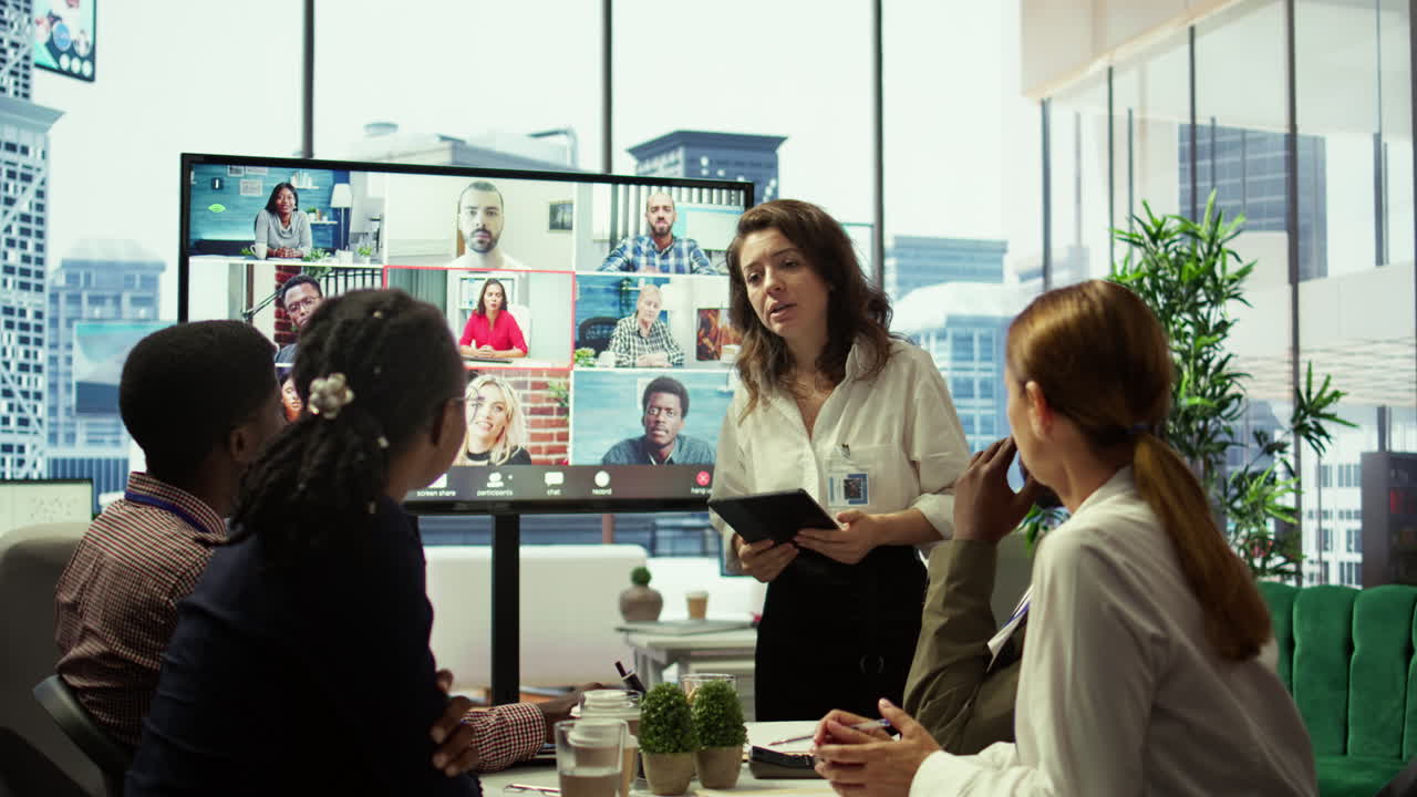 직원 및 자문 위원회 간의 브리핑 회의 비디오 통화 네트워크를 통해