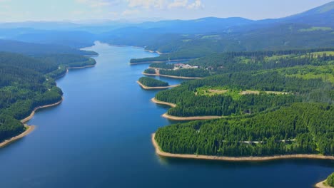 Luftdrohnenaufnahmen-Eines-Oasa-Sees-Aus-Den-Sureanu-Bergen,-Kreis-Alba,-Transalpina,-Siebenbürgen,-Rumänien