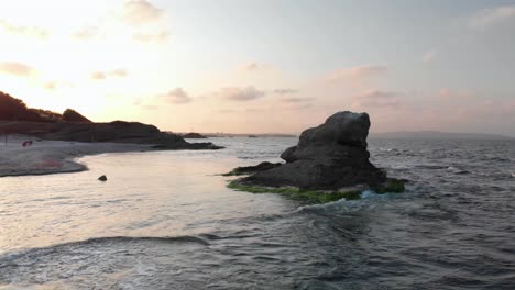 Niedrige-Luftparallaxe,-Die-Bei-Sonnenuntergang-Um-Eine-Klippe-Im-Meer-In-Der-Nähe-Des-Strandes-Geschossen-Wird