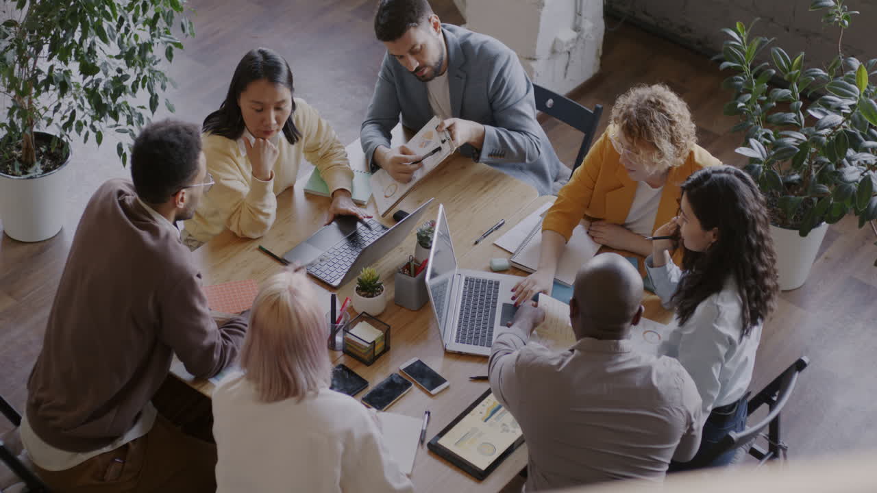 equipo de negocios diverso en una reunión