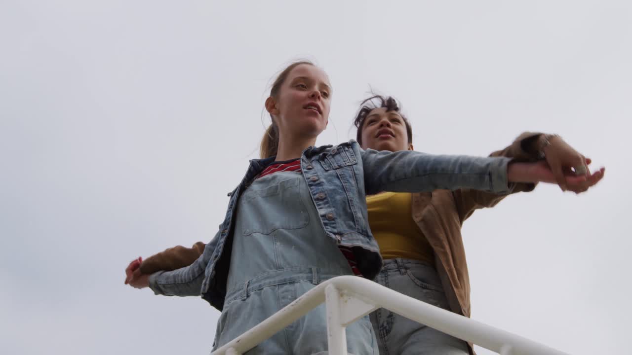 vista de bajo ángulo de un caucásico y una chica de raza mixta disfrutando juntos