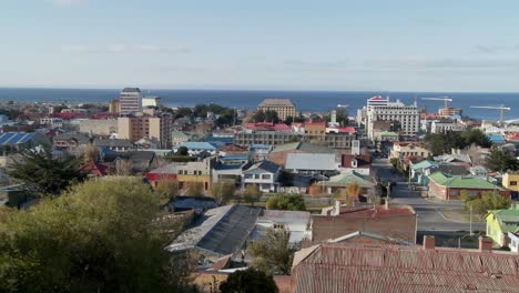 Una-Toma-Panorámica-Sobre-El-Centro-De-Punta-Arenas,-En-La-Parte-Sur-De-Chile.