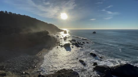 tomada estática de las olas chocando contra una playa a lo largo de la escarpada costa oeste durante una puesta de sol en san francisco, california