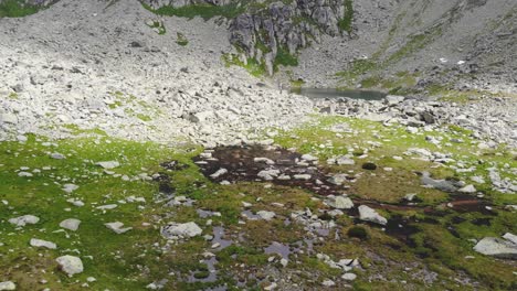 Aérea:-Volando-Lentamente-Sobre-Un-Charco-De-Agua-En-La-Montaña