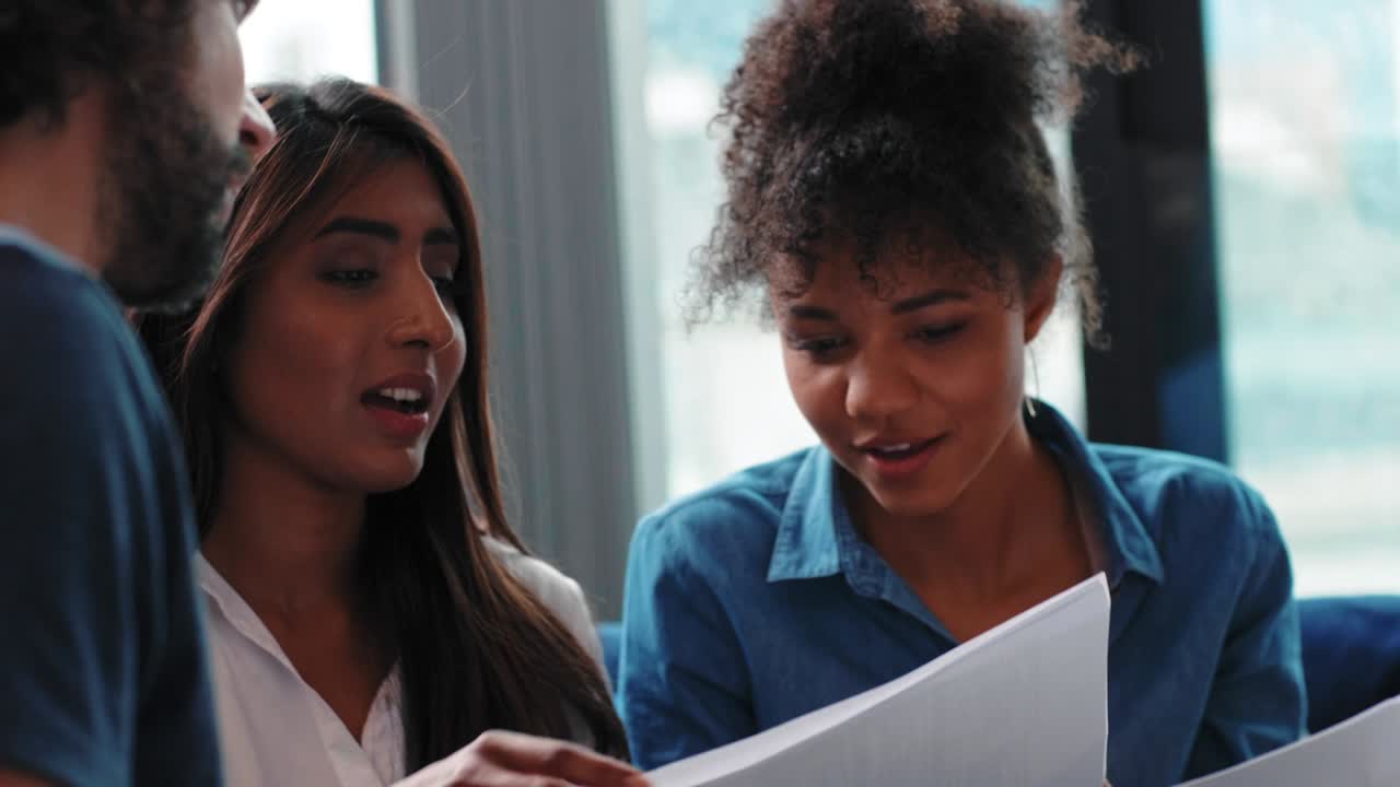 lluvia de ideas de personas de negocios en una reunión de negocios