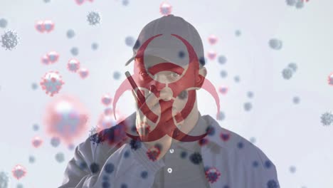 워키 토키를 사용하여 사람을 향해 움직이는 코로나19 세포와 함께 위험 표지판의 디지털 복합 비디오